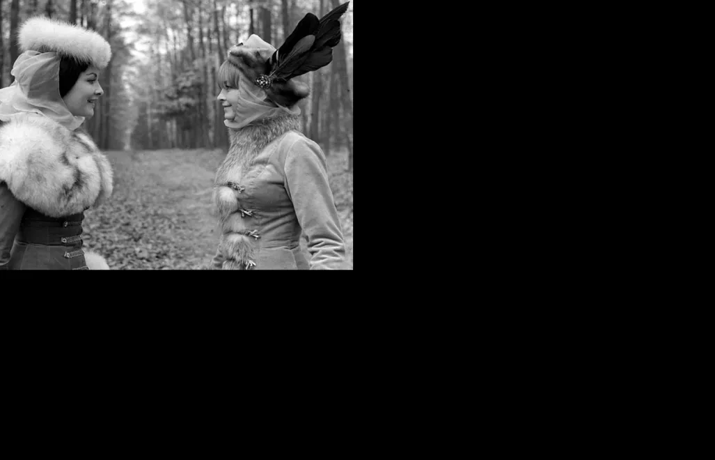 Scena z filmu "Przygody Pana Michała". Nz. Barbara Brylska (L) i Magdalena Zawadzka (P). Fot. PAP/CAF-archiwum 