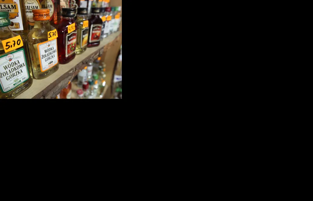 Tzw. małpki na sklepowych półkach.Fot. PAP/Grzegorz Michałowski