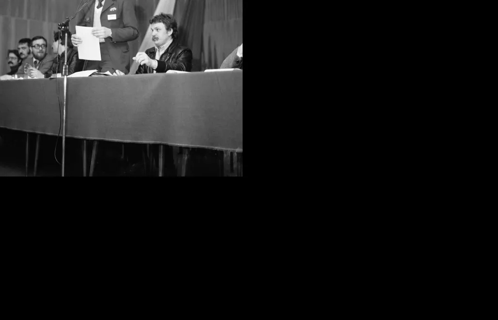 Andrzej Słowik podczas walnego zebrania delegatów organizacji zakładowych NSZZ Solidarność Ziemi Łódzkiej w 1981 roku. Fot. PAP/CAF/Andrzej Zbraniecki