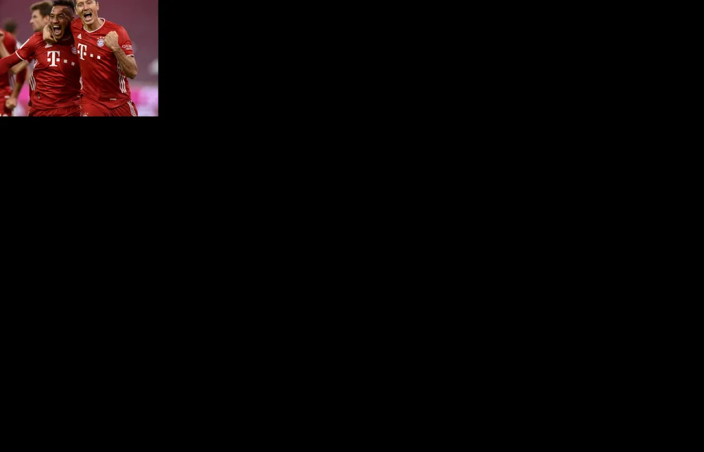 Napastnik Bayernu Monachium Robert Lewandowski świętuje zdobycie bramki w spotkaniu z Herthą Berlin. Fot. PAP/EPA/LUKAS BARTH-TUTTAS