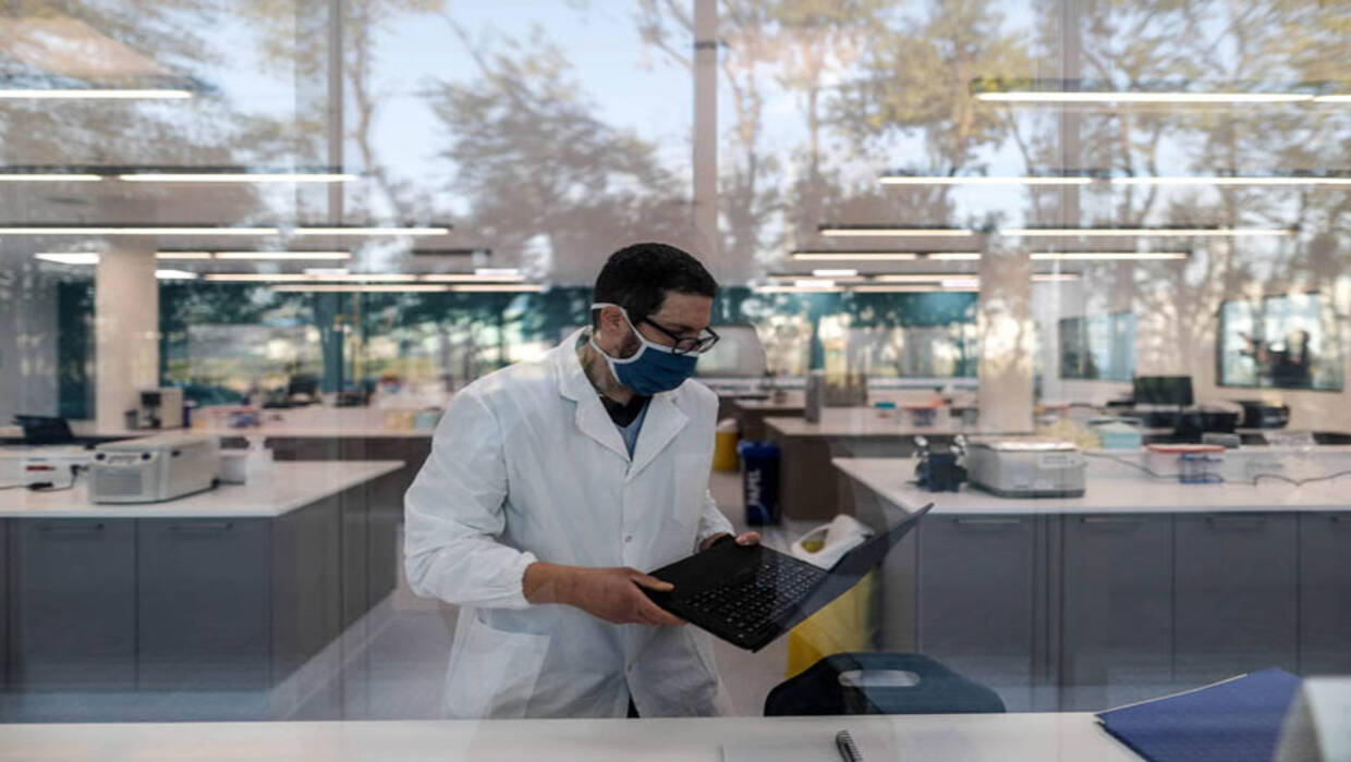 Pracownicy laboratorium Fot. PAP/ EPA / Juan Ignacio Roncoroni
