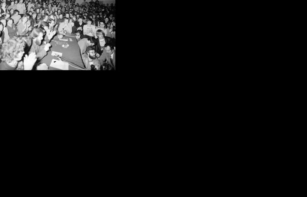 Łódź, 18.02.1981 r. Podpisanie porozumienia pomiędzy Komisją Międzyresortową pod przewodnictwem Ministra Nauki Szkolnictwa Wyższego i Techniki prof. Janusza Górskiego a Międzyuczelnianą Komisją Porozumiewawczą, wyłonioną spośród studentów łódzkich szkół wyższych. Fot. PAP/CAF/Andrzej Zbraniecki gr