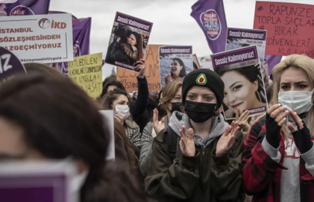 Protest przeciwko decyzji o wystąpieniu Turcji z Konwencji Stambulskiej, w Stambule, Turcja Fot. PAP/ EPA / ERDEM SAHIN 