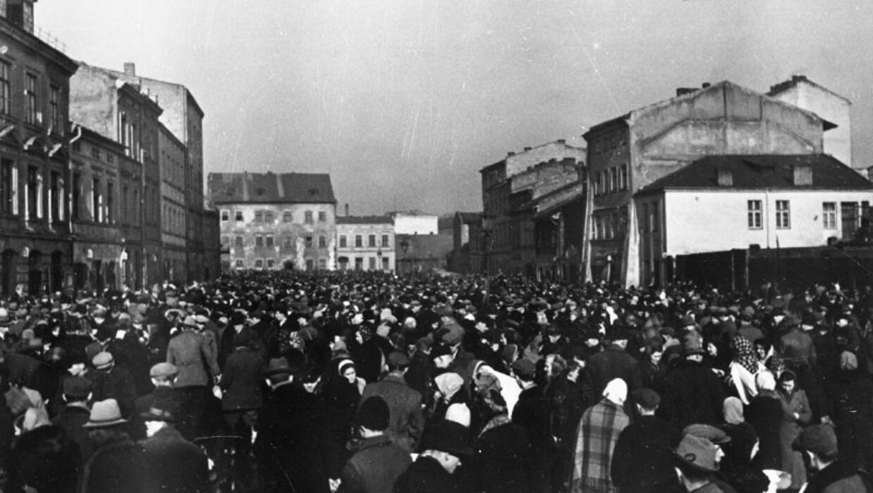 Kraków 1941-1943. Getto krakowskie, założone w 1941 roku przez hitlerowskie władze okupacyjne w krakowskiej dzielnicy Podgórze. Istniało do marca 1943 roku, kiedy to hitlerowcy przeprowadzili ostateczną jego likwidację. meg PAP/Reprodukcja