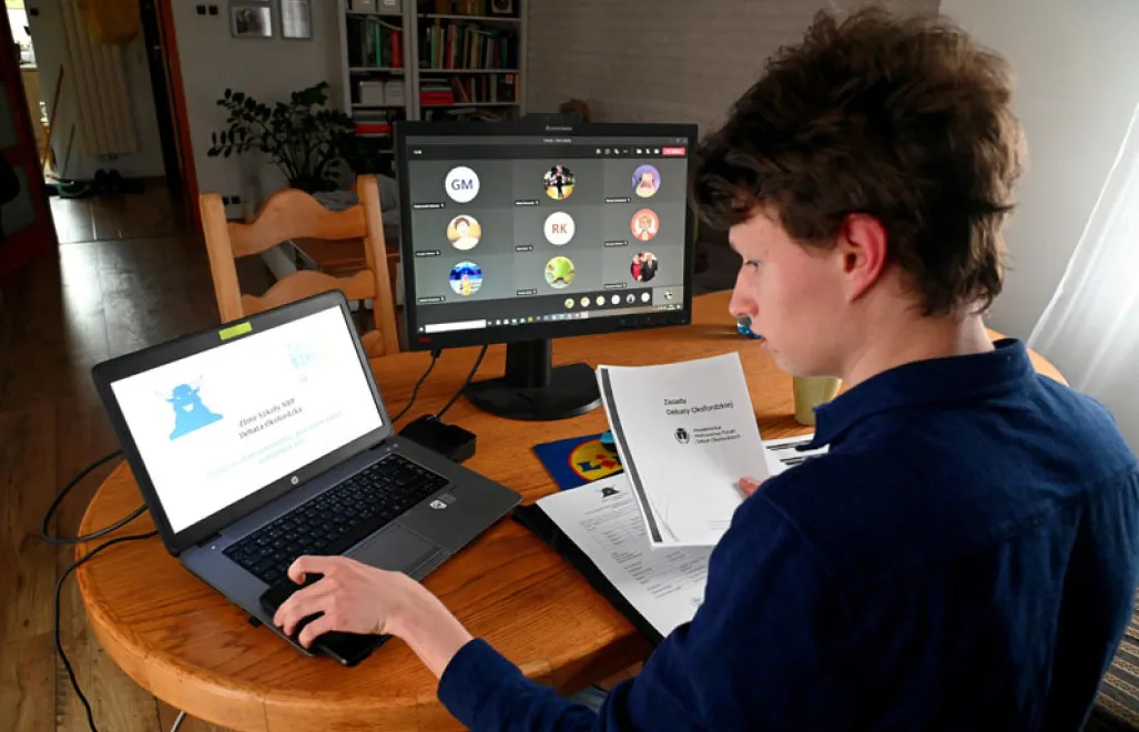  Uczeń podczas nauki zdalnej. Minister edukacji i nauki Przemysław Czarnek zapowiedział na dzisiejszej konferencji prasowej, że jeśli tendencja spadkowa liczby zakażeń się utrzyma, to kolejne grupy uczniów będą co tydzień wracać do szkoły: za tydzień klasy I-III, za dwa tygodnie klasy IV-VII, a od 10 maja szkoły ponadpodstawowe. Fot. PAP/Marcin Bielecki