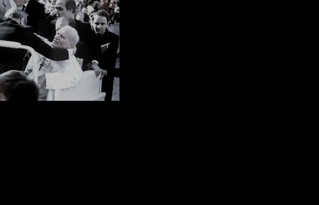Watykan, zdjęcie archiwalne,. Ojciec Święty Jan Paweł II postrzelony przez Ali Agcę podczas zamachu na placu Świętego Piotra w Rzymie 13 maja 1981 roku. Fot. PAP/EPA 