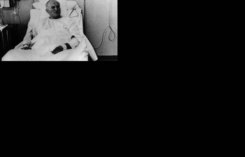  Papież Jan Paweł II w szpitalu po zamachu na Jego życie. /bpt/ PAP-reprodukcja