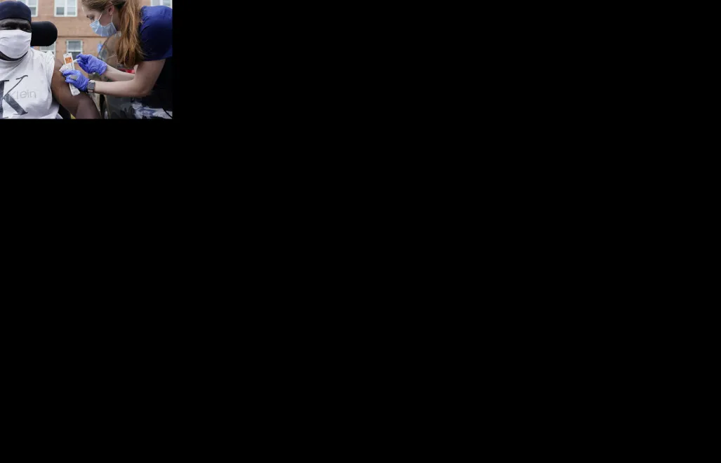 Członek społeczeństwa zostaje zaszczepiony szczepionką przeciw Covid-19 przez lekarza poza Mobilną jednostką leczniczą prowadzoną przez United Medical Center w Navy Yard, Waszyngton, DC, USA. Fot. PAP/EPA/WILL OLIVER