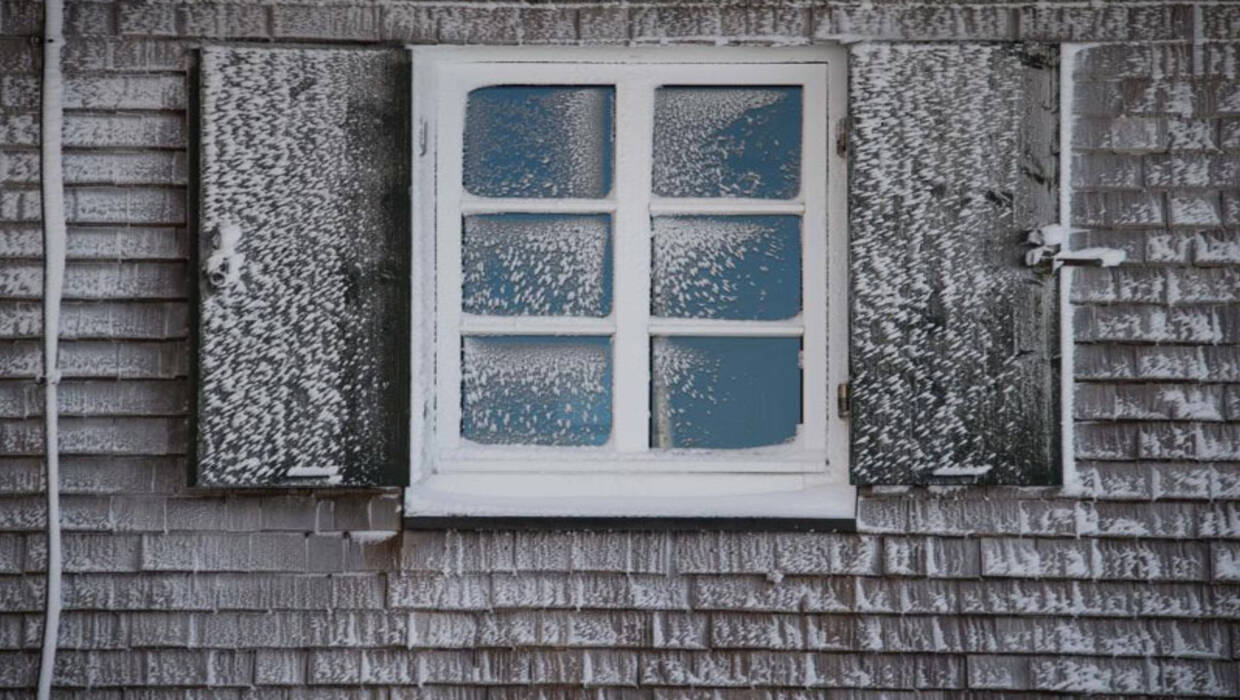 Zaśnieżone okno. Fot. PAP/EPA/DANIEL KOPATSCH