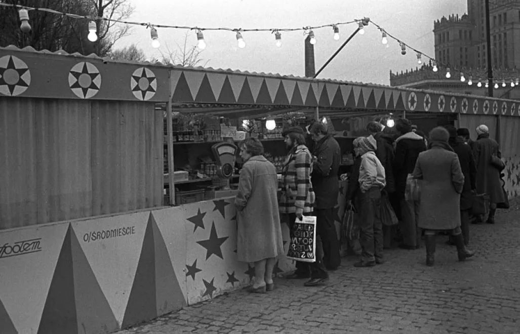 Świąteczny kiermasz Społem, 1982 rok. Fot. PAP/Longin Wawrynkiewicz