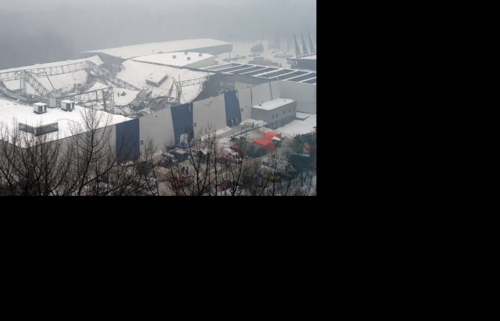 Zdjęcie archiwalne z 29.01.2006 r. Miejsce katastrofy budowlanej w Katowicach. Fot. PAP/Andrzej Grygiel