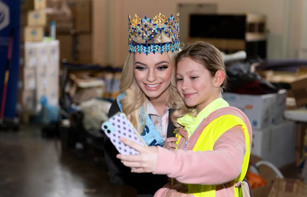 Miss World Karolina Bielawska podczas wizyty w Punkcie Recepcyjnym oraz Centralnym Punkcie Zbiórki Darów dla Ukrainy na terenie MTP w Poznaniu, fot. PAP/Jakub Kaczmarczyk