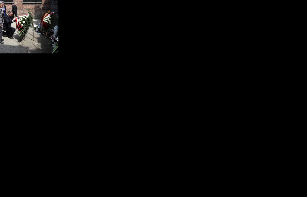 Prezydent Andrzej Duda i ocalony z zagłady Edward Mossberg składają wieniec przed Ścianą Śmierci, przy bloku 11 byłego obozu Auschwitz I w Oświęcimiu. Fot. PAP/Łukasz Gągulski