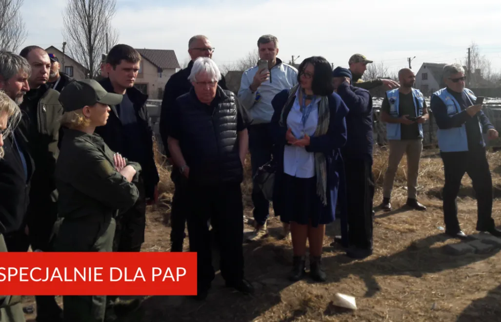 Podsekretarz generalny ds. humanitarnych ONZ Martin Griffiths złożył w czwartek wizytę w podkijowskiej Buczy, Fot. PAP/Piotr Śmiłowicz