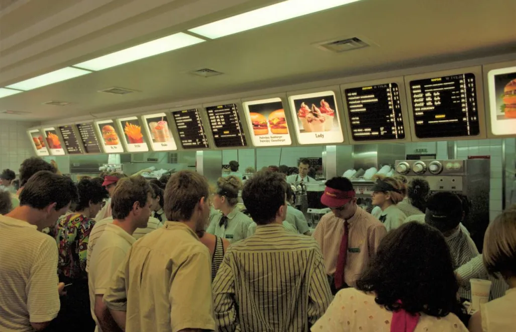 Pierwszy w Polsce McDonald's, otwarty 17 czerwca 1992 roku w Warszawie przy ul. Marszałkowskiej 126. Fot. PAP/Cezary Słomiński
