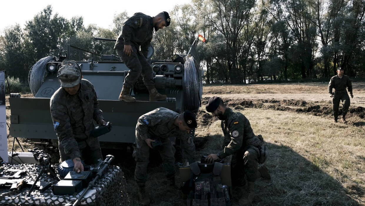Hiszpańska grupa bojowa i transporter opancerzony M113 A2, Fot. PAP/EPA/Valda Kalnina