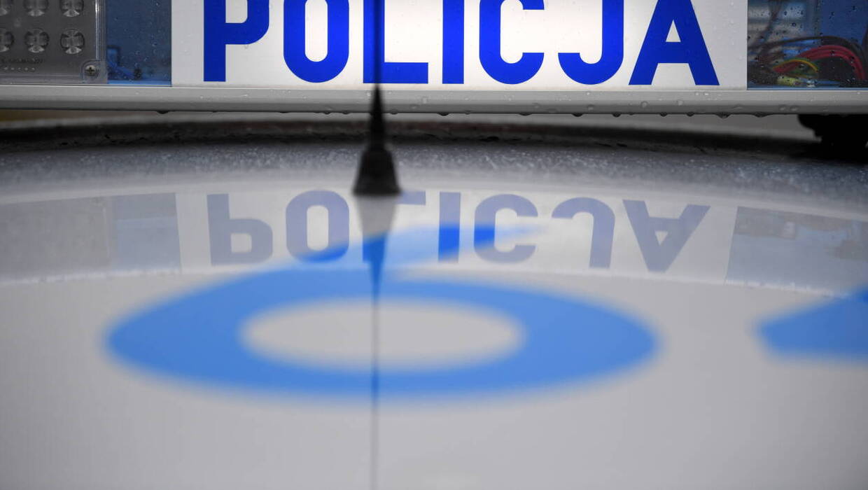 Policjanci zatrzymali mężczyznę, który zaatakował syna kulą ortopedyczną i nożem Fot. PAP/Darek Delmanowicz