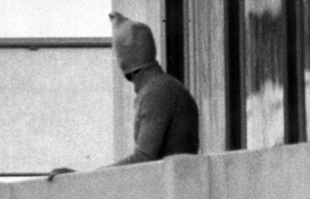 Palestyński zamachowiec z organizacji "Czarny Wrzesień" podczas ataku na wioskę olimpijską w Monachium, fot. PAP/EPA/DPA