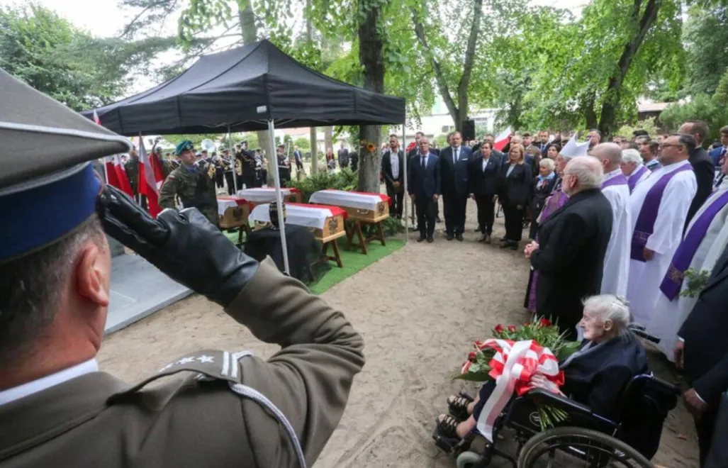 Oficjalny pochówek poprzedziła msza święta. Fot. TT/IPN