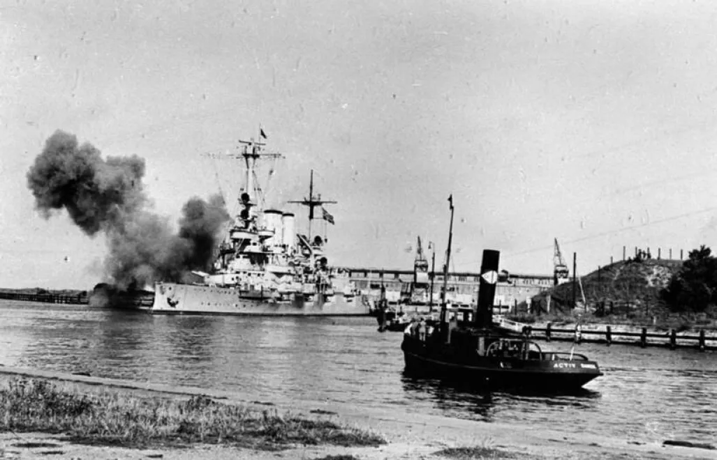 Wrzesień 1939. Niemiecki okręt Schleswig Holstein ostrzeliwujący polską placówkę na Westerplatte w Gdańsku. Fot. PAP-ARCHIWUM II WOJNA ŚWIATOWA / WESTERPLATTE