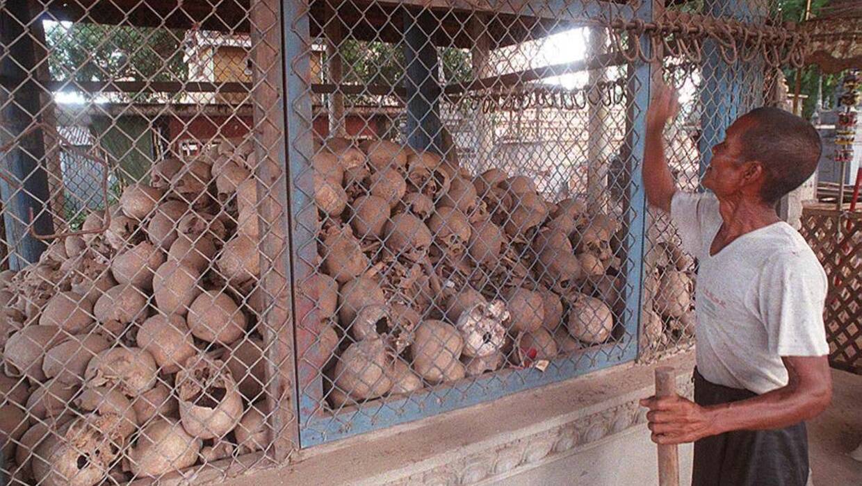  Za tą siatką, na terenie pagody Champak Kaeg w prowincji Kandal, leżą czaszki i fragmenty kości ofiar reżimu Pol Pota, który w latach 1975-1979 wymordował do 2 milionów mieszkańców Kambodży. Nadal znajdywane są masowe groby ofiar Czerwonych Khmerów. Fot. PAP/CAF/EPA/DAVID VAN DER VEEN