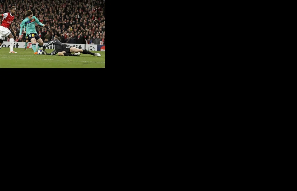 Wojciech Szczęsny w pojedynku z Lionelem Messim. Mecz Arsenal-Barcelona Fot. Andy rain/PAP/EPA