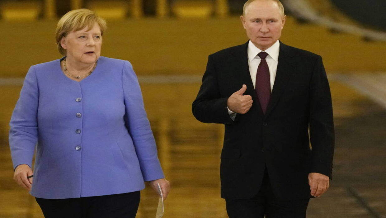 Angela Merkel, Władimir Putin. Fot. PAP/EPA/ALEXANDER ZEMLIANICHENKO 