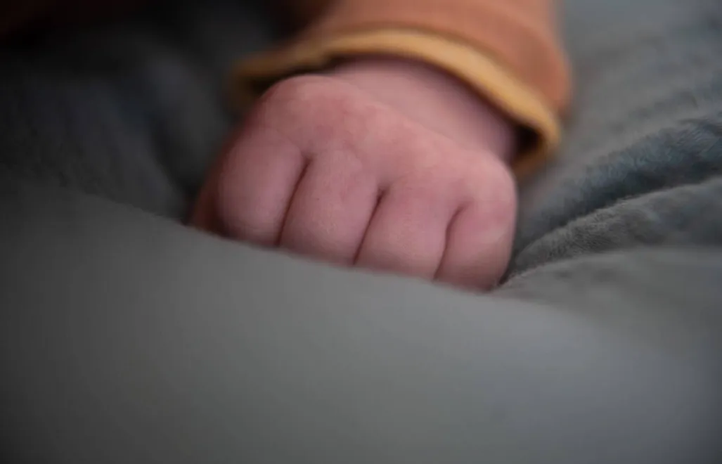 Dłoń dziecka. Fot. PAP/DPA