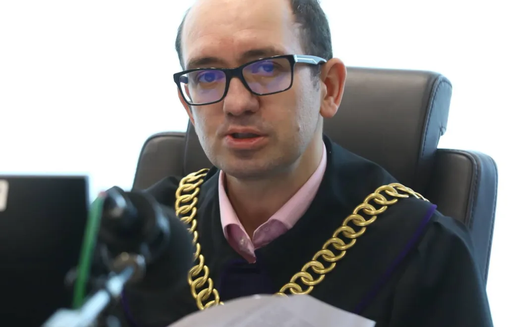 Sędzia Tomasz Morycz odczytujący wyrok, Fot. PAP/Rafał Guz