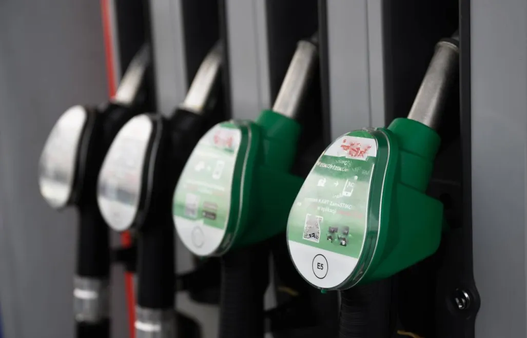 Politycy PiS: ceny paliw w Polsce wśród najniższych w Europie. Fot. PAP/Jakub Kaczmarczyk