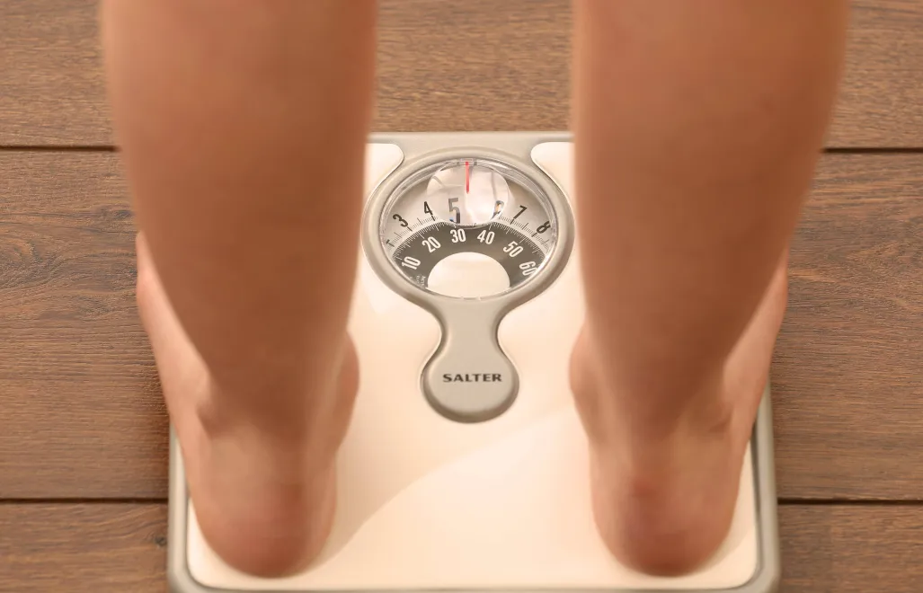 Osoba na wadze. Fot. PAP/PA/Chris Radburn