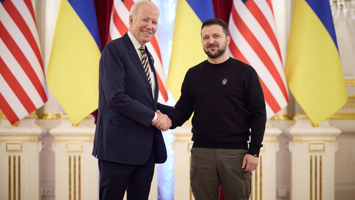 Prezydent Biden złożył w poniedziałek niezapowiedzianą wizytę w Kijowie. PAP/EPA/PRESIDENT OF UKRAINE VOLODYMYR ZELENSKY HANDOUT