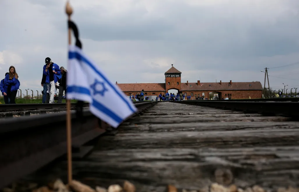 Uczestnicy Marszu Żywych na terenie byłego niemieckiego obozu koncentracyjnego Auschwitz w Oświęcimiu, fot. PAP/Zbigniew Meissner