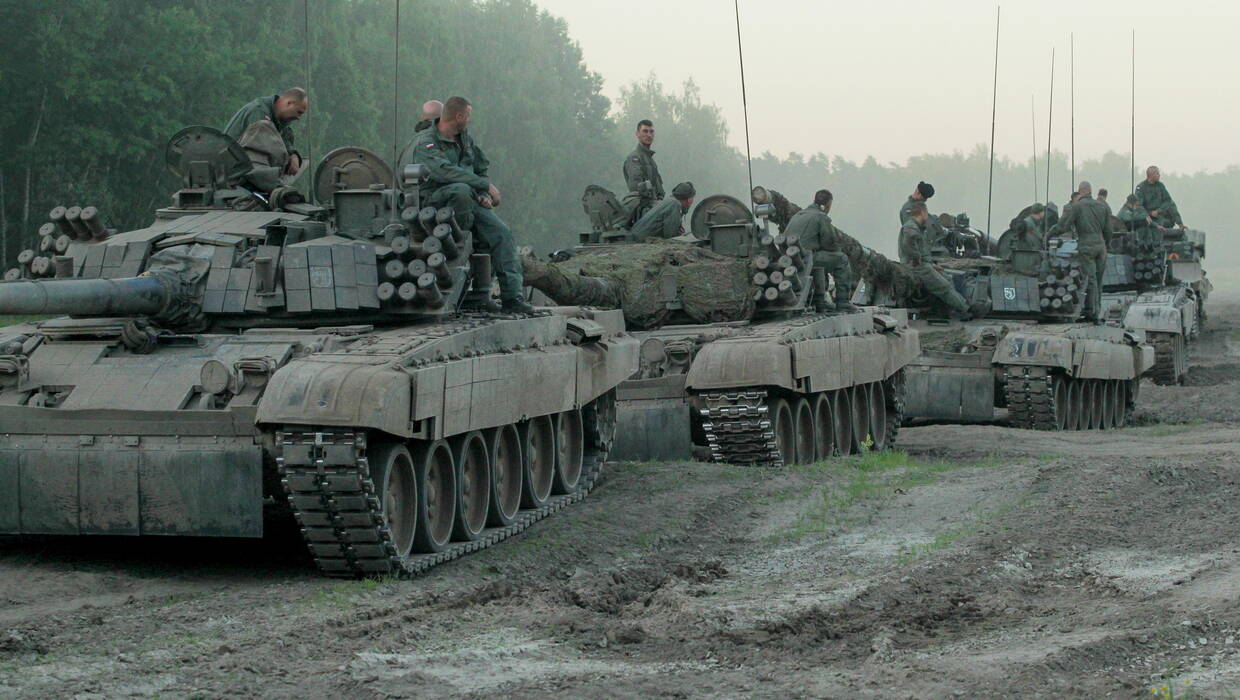 Czołgi PT-91 Twardy podczas ćwiczeń na poligonie w Orzyszu Fot. PAP/Tomasz Waszczuk