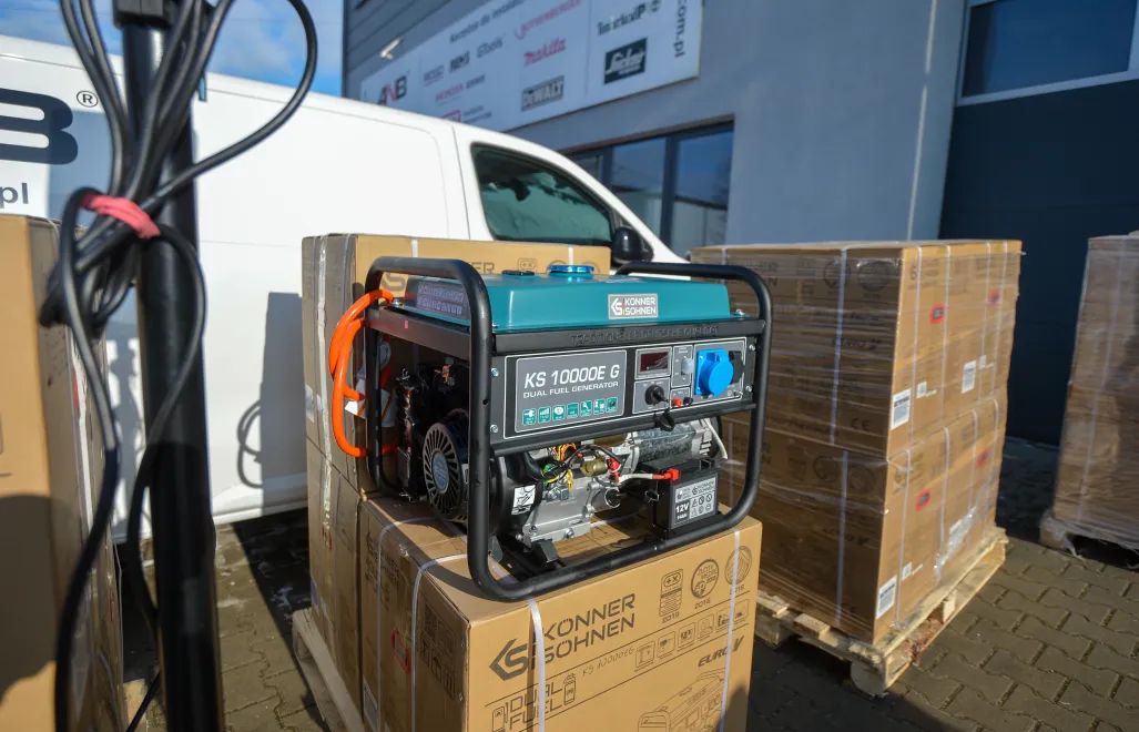 Przygotowywanie transportu generatorów prądu dla ukraińskich szkół i przedszkoli, fot. PAP/ Marcin Obara