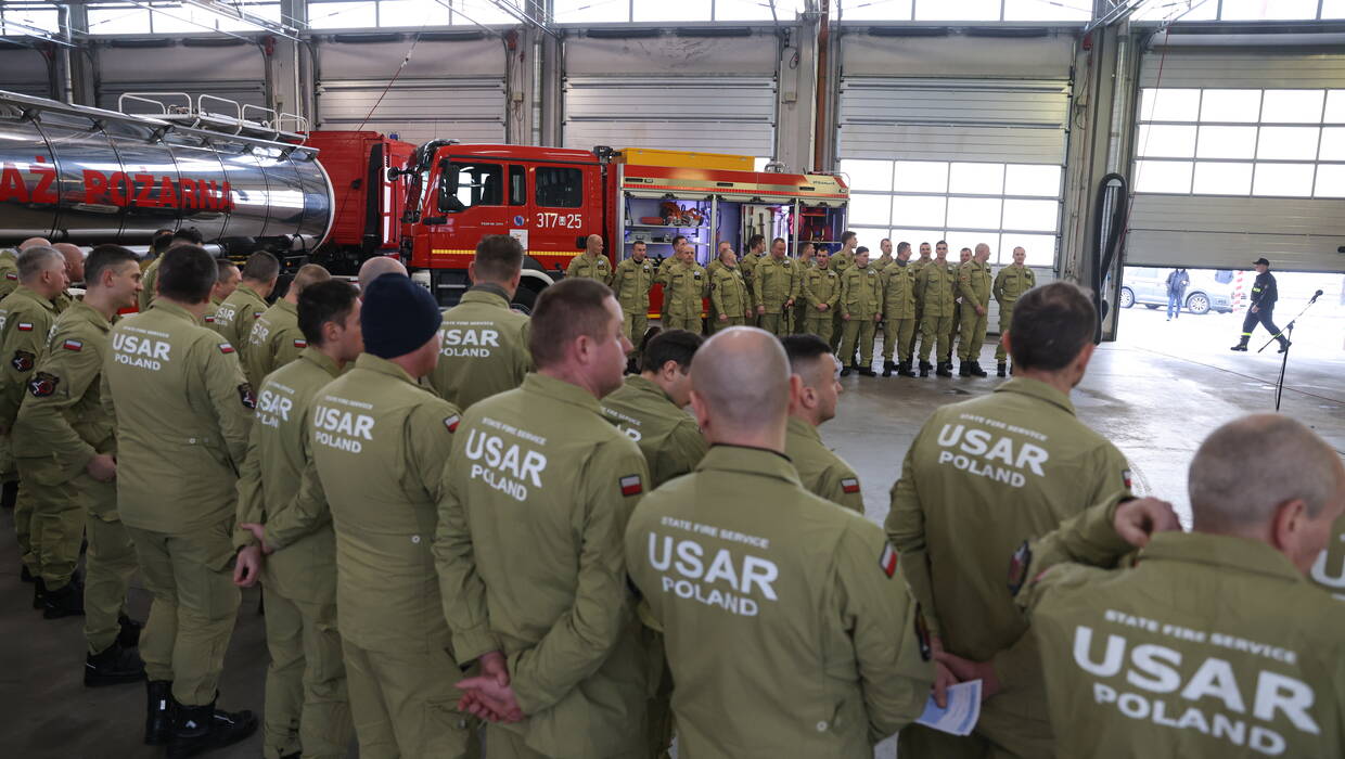 Strażacy którzy wylatują na misję do Turcji, fot. PAP/Leszek Szymański