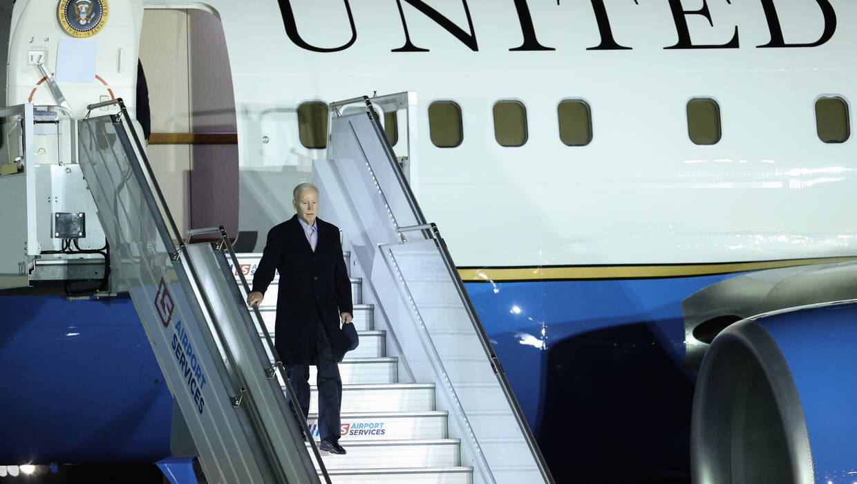 Na lotnisku Chopina w Warszawie wylądował Air Force One z prezydentem USA Joe Bidenem na pokładzie. Fot. PAP/Rafał Guz
