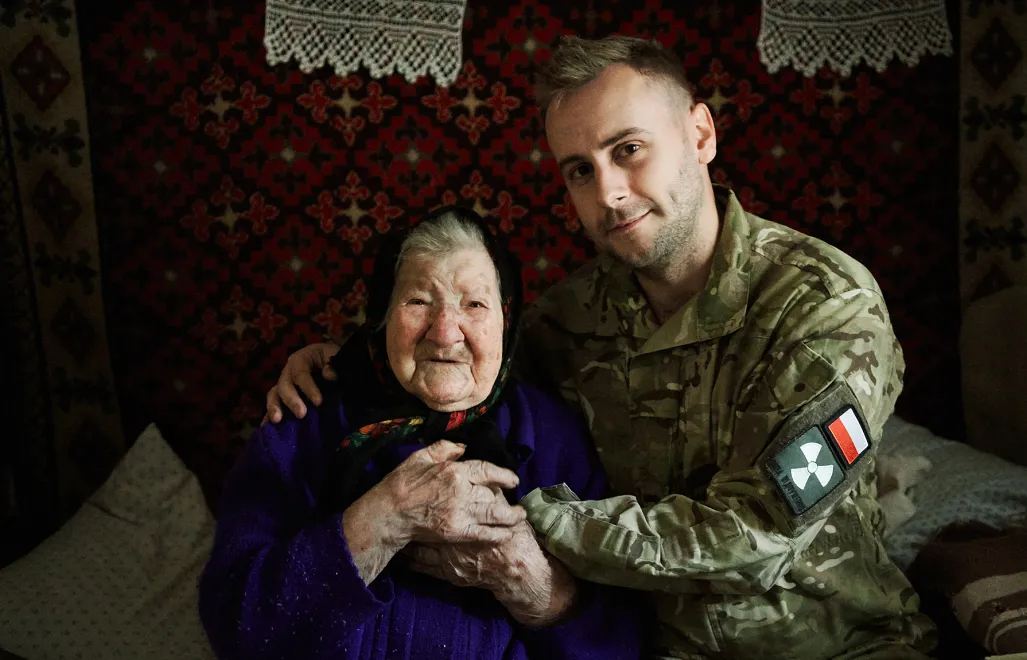 Ostrowianin Krystian Machnik oraz 97-letnia samosiołka Maria. Fot. Maciej Bogaczyk 