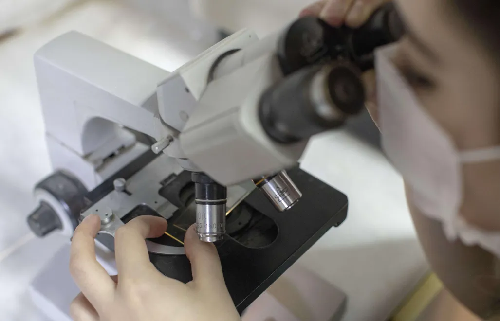 Badanie w laboratorium, Fot. PAP/AA/ABACA