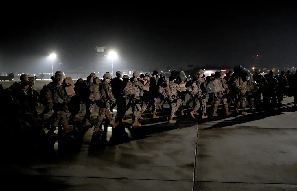 Rozładunek na lotnisku w podrzeszowskiej Jasionce samolotu transportowego armii Stanów Zjednoczonych Boeing C-17 Globemaster III Fot. PAP/darek Delmanowicz