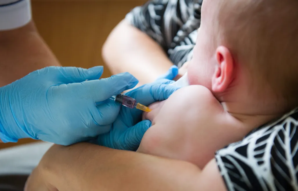Szczepienie niemowlaka Fot. PAP/Grzegorz Michałowski