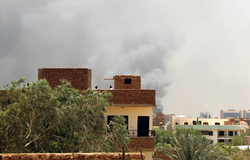 W Chartumie wybucha walka o władzę między armią a organizacjami paramilitarnymi, Fot. PAP/EPA/MOHND AWAD