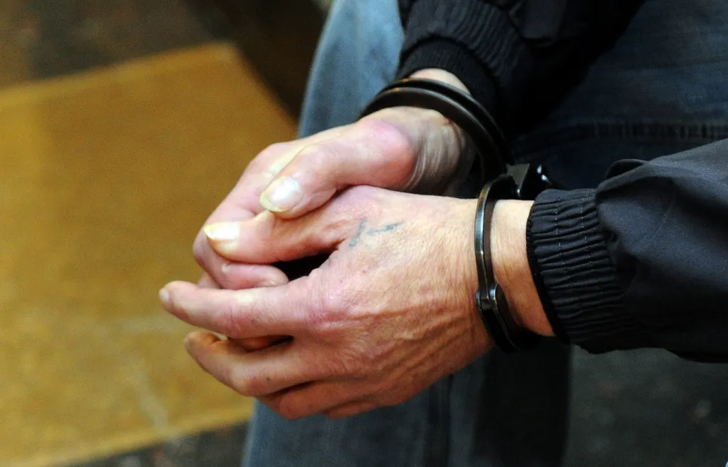 Sąd, kajdanki. Fot. PAP/Marcin Bielecki (zdjęcie ilustracyjne)