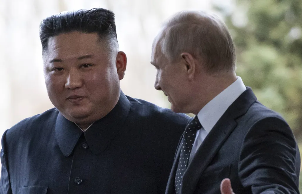 Kim Dzong Un i Władimir Putin Fot. ALEXANDER ZEMLIANICHENKO/POOL/PAP/EPA
