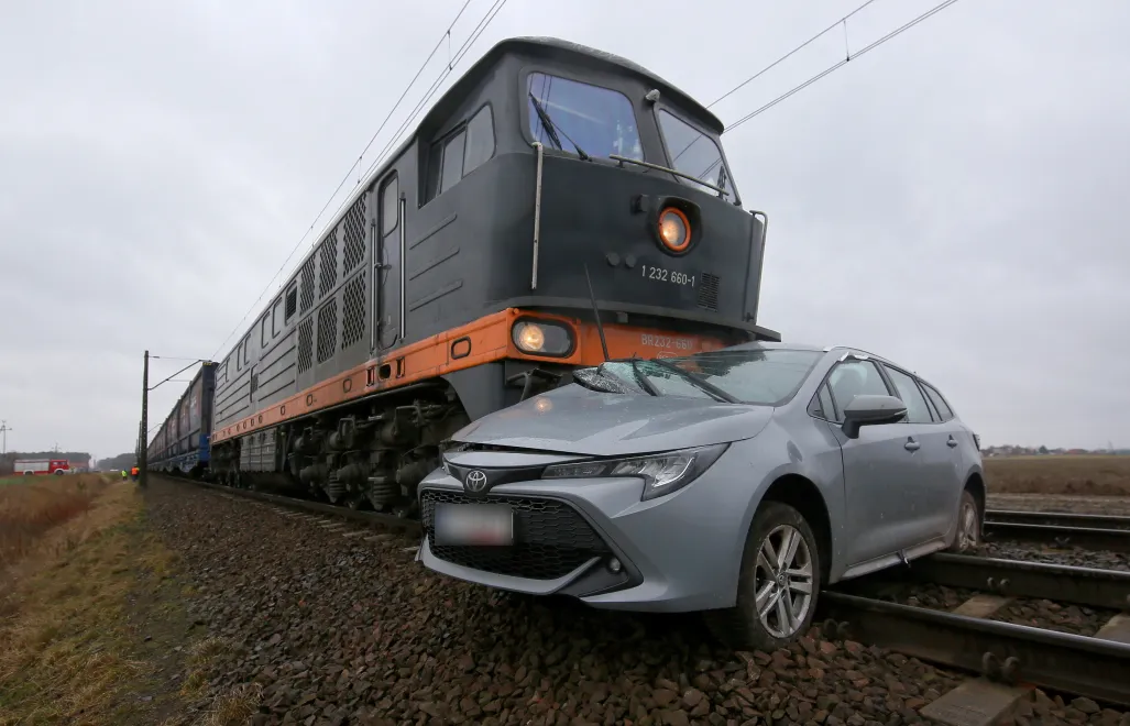 Wypadek na przejeździe kolejowym, zdjęcie ilustracyjne. Fot. PAP/Tomasz Wojtasik 