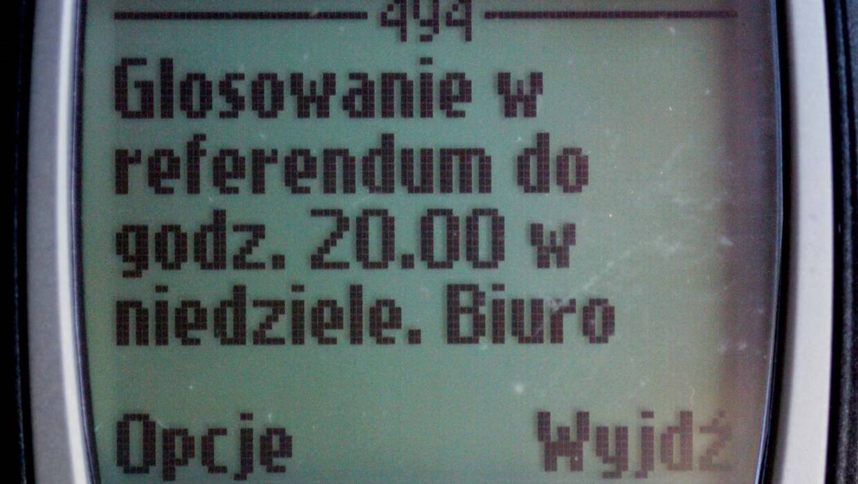 SMS przypominający o referendum, Fot. PAP/Tomasz Gzell