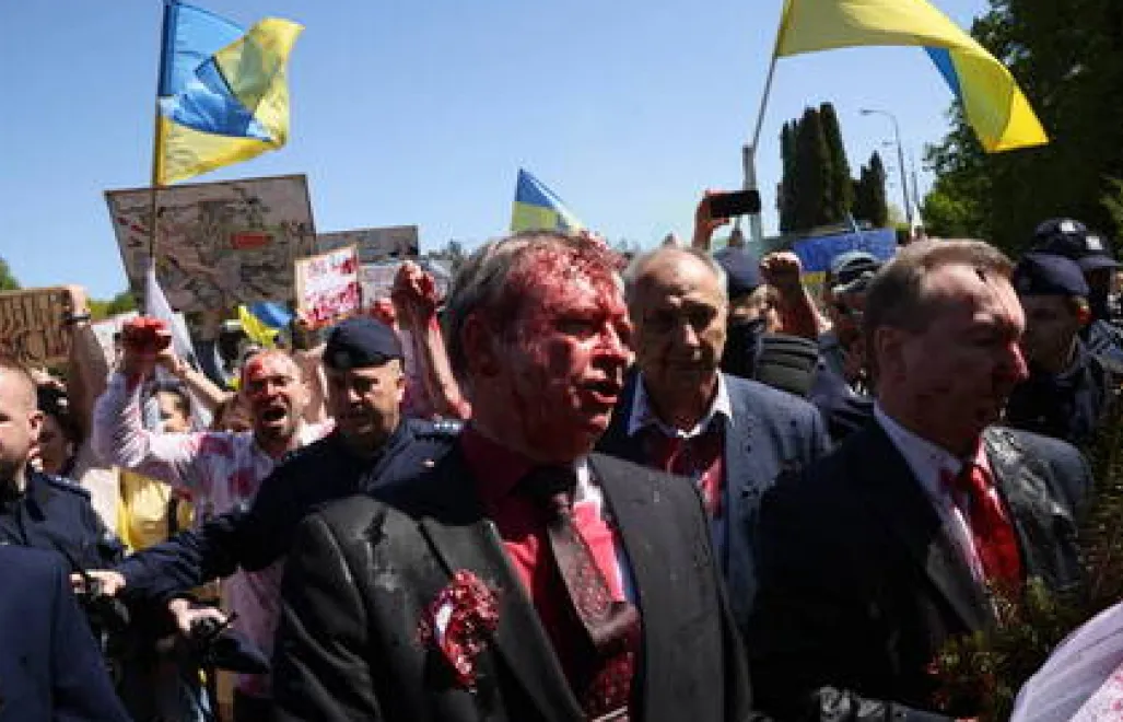 Oblanie farbą ambasadora Rosji Fot. PAP/Leszek Szymański