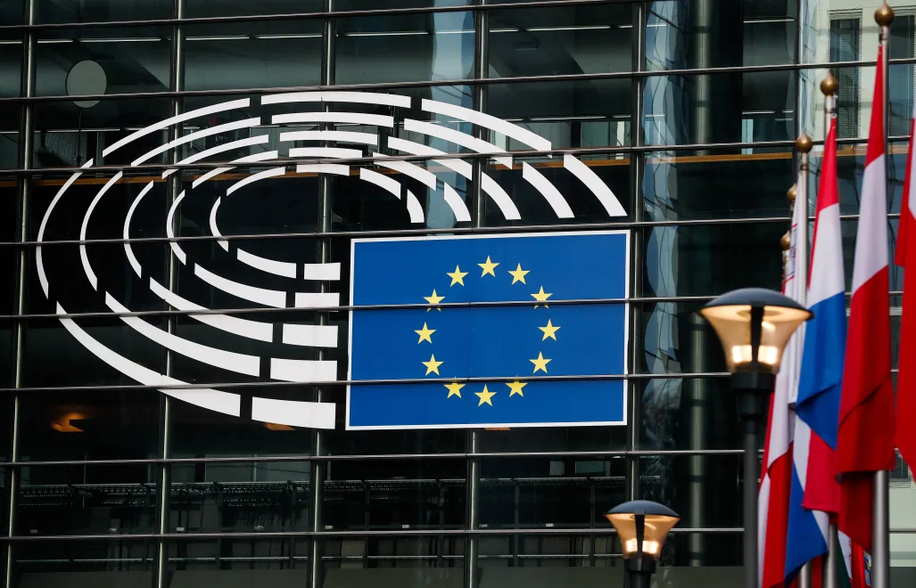 Logo Parlamentu Europejskiego w Brukseli, Fot. PAP/STEPHANIE LECOCQ