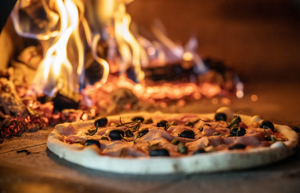 Pieczenie pizzy, Fot. PAP/Archiwum Kalbar