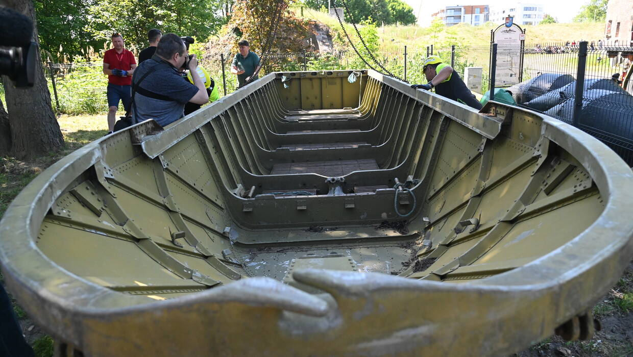 Pochodząca z 1944 roku 9-metrowa, ważąca ponad 750 kg amerykańska łódź desantowa na terenie Skansenu Morskiego w Kołobrzegu, fot. PAP/Marcin Bielecki